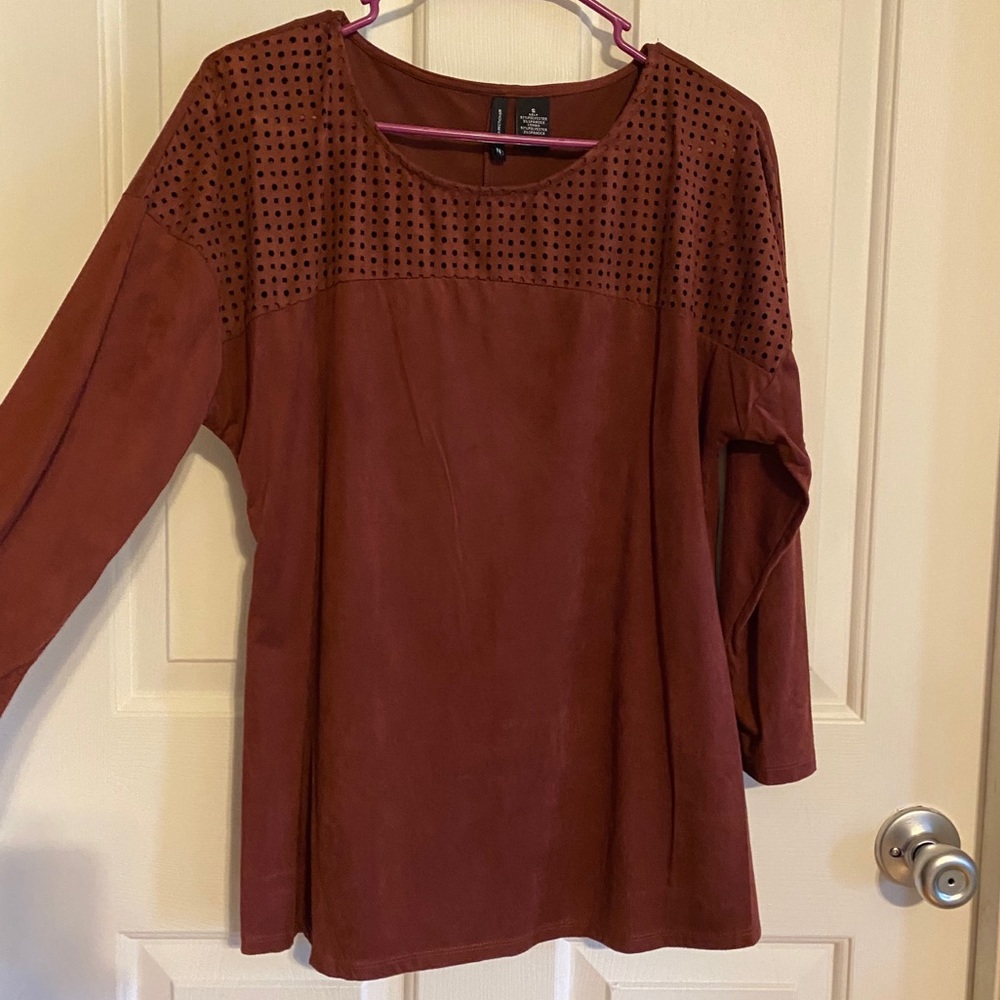 3/4 length burgundy shirt